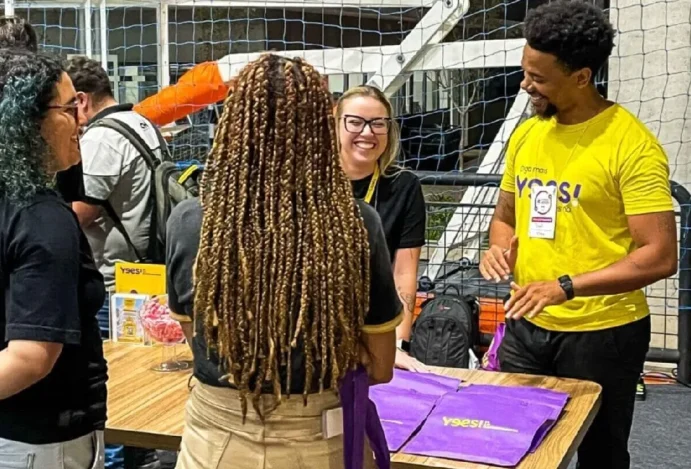 Yees! inspira jovens na feira de profissões da faculdade Athon em Sorocaba